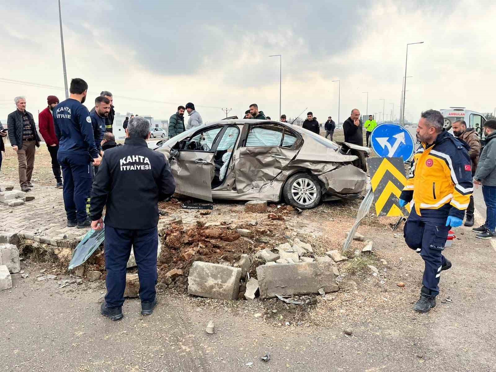 Hafif ticari araç ile otomobil çarpıştı: 6 yaralı
