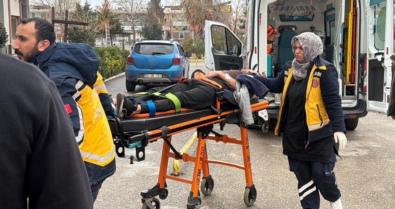 Hafif ticari araç ile otomobil çarpıştı: 6 yaralı
