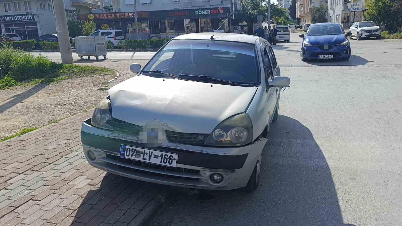 Hafif ticari araç ile otomobilin çarpıştığı kaza ucuz atlatıldı

