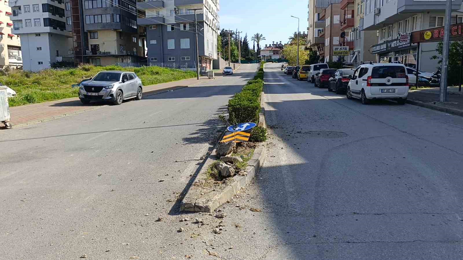 Hafif ticari araç ile otomobilin çarpıştığı kaza ucuz atlatıldı
