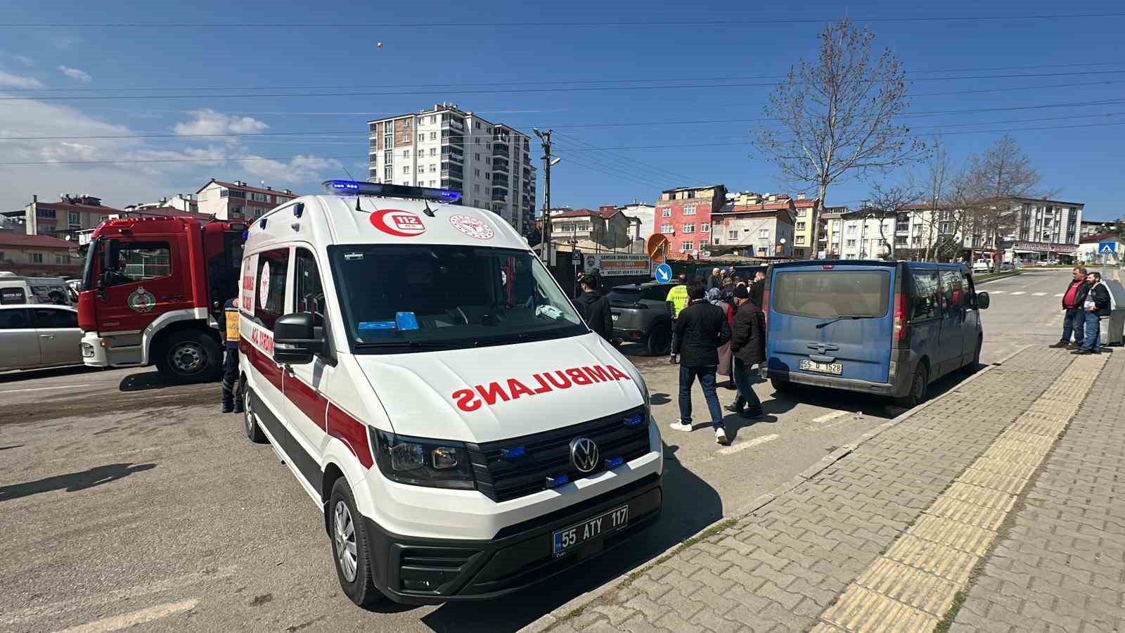 Hafif ticari araç ile SUV tipi araç kafa kafaya çarpıştı: 4 yaralı
