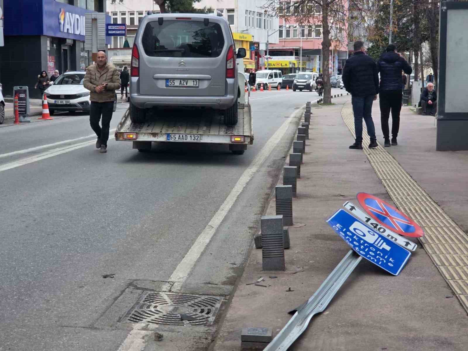 Hafif ticari araç kaldırıma çıktı, trafik levhası ve dubayı devirdi
