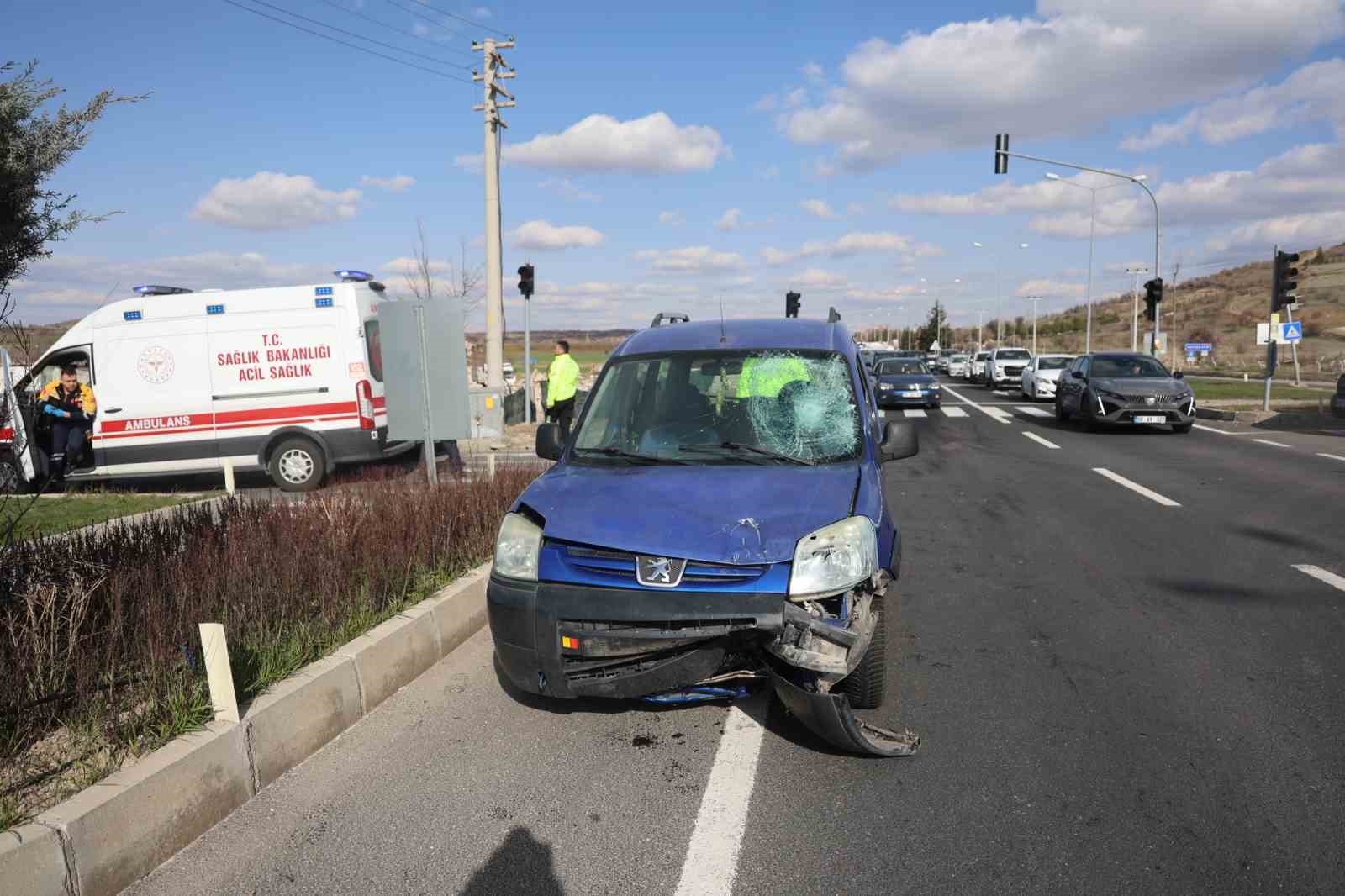 Hafif ticari araç kırmızı ışıkta bekleyen motosiklete çarptı: 2 yaralı
