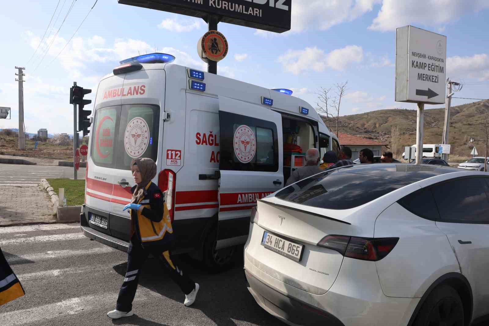 Hafif ticari araç kırmızı ışıkta bekleyen motosiklete çarptı: 2 yaralı
