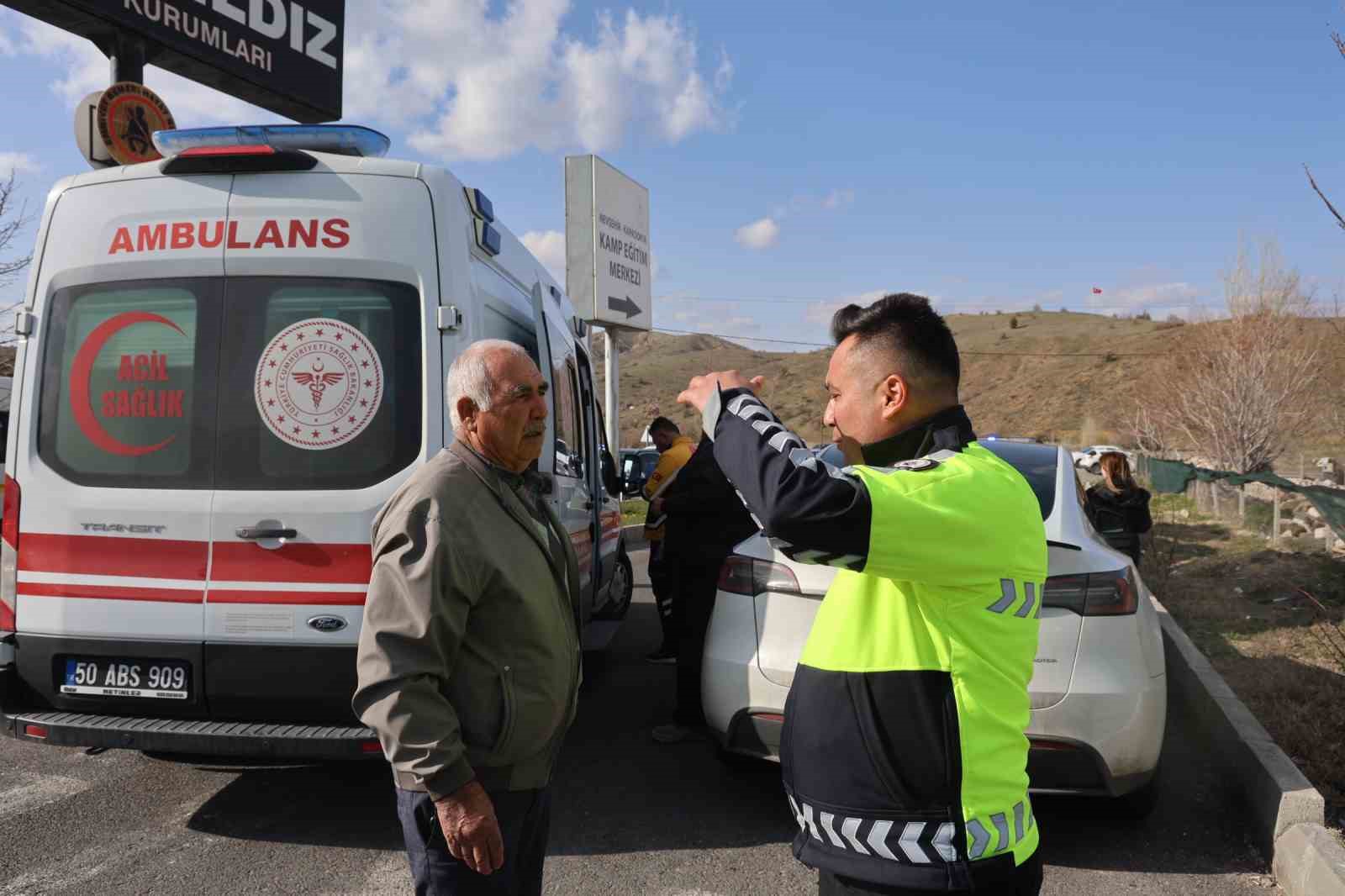 Hafif ticari araç kırmızı ışıkta bekleyen motosiklete çarptı: 2 yaralı
