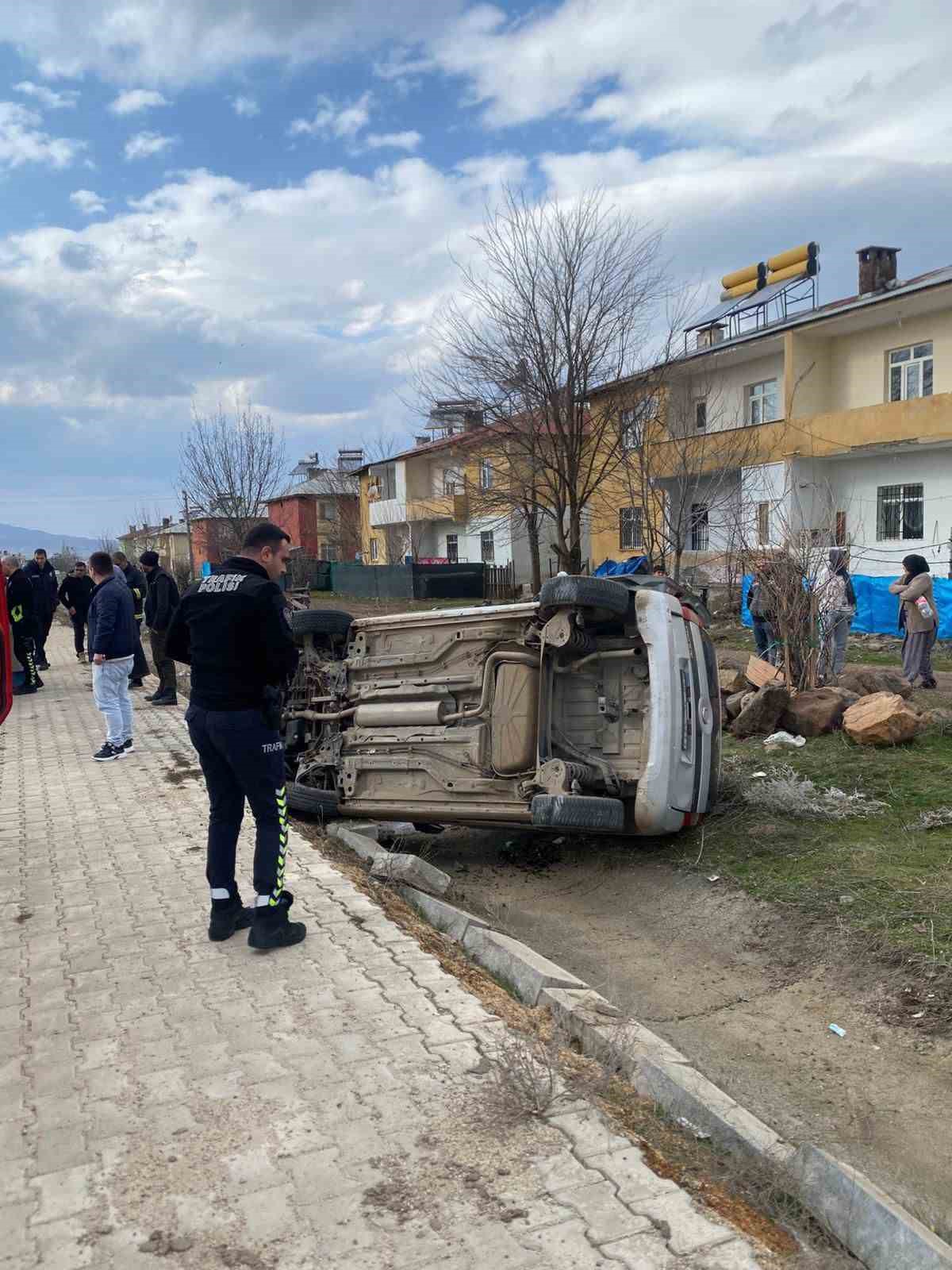 Hafif ticari araç şarampole devrildi: 1 yaralı
