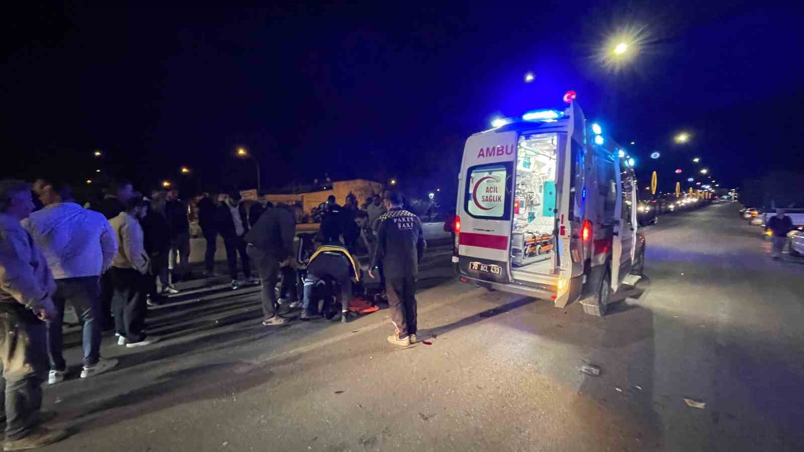 Hafif ticari araç üniversite öğrencisine çarptı: 3 yaralı
