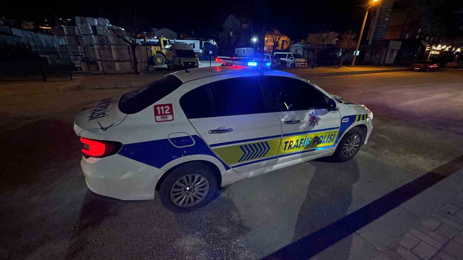 Hafif ticari araç üniversite öğrencisine çarptı: 3 yaralı
