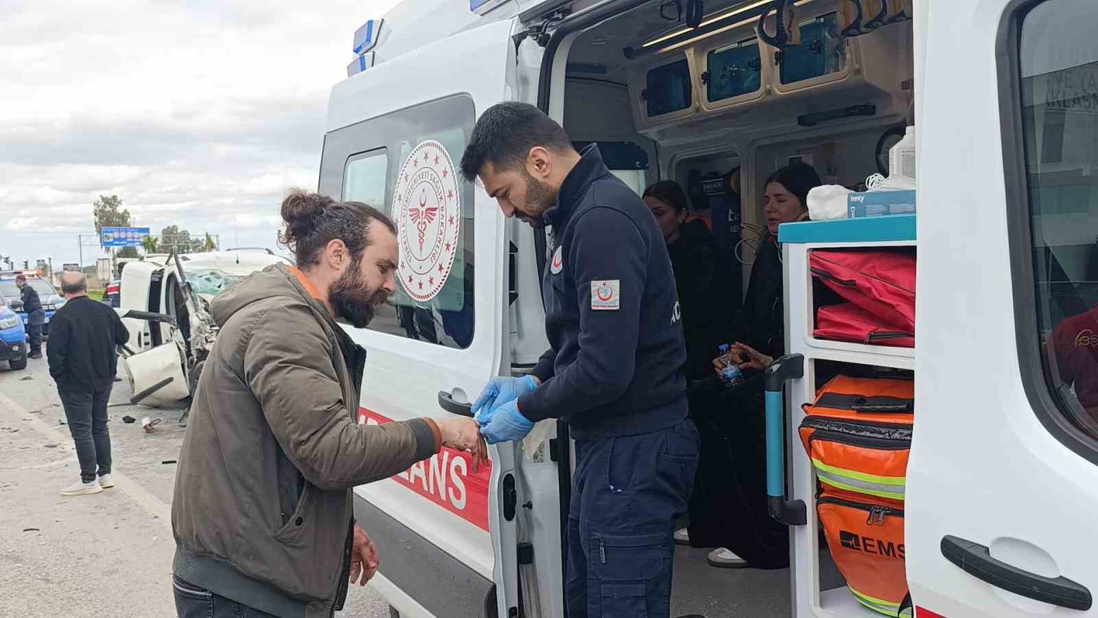 Hafif ticari aracın çarptığı midibüs devrildi: 7 yaralı
