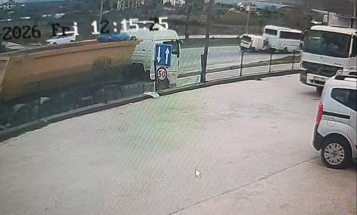 Hafif ticari aracın çarptığı midibüs devrildi: 7 yaralı
