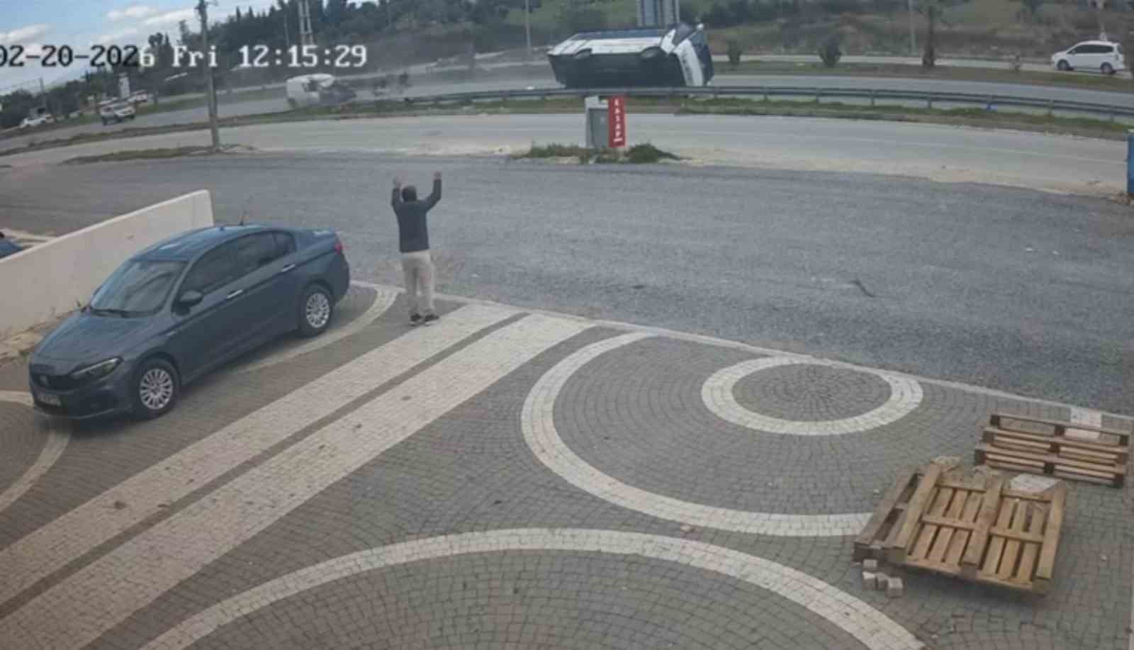 Hafif ticari aracın çarptığı midibüs devrildi: 7 yaralı
