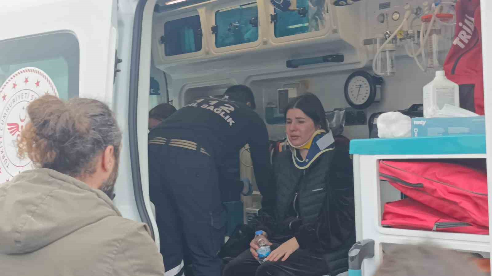 Hafif ticari aracın çarptığı midibüs devrildi: 7 yaralı
