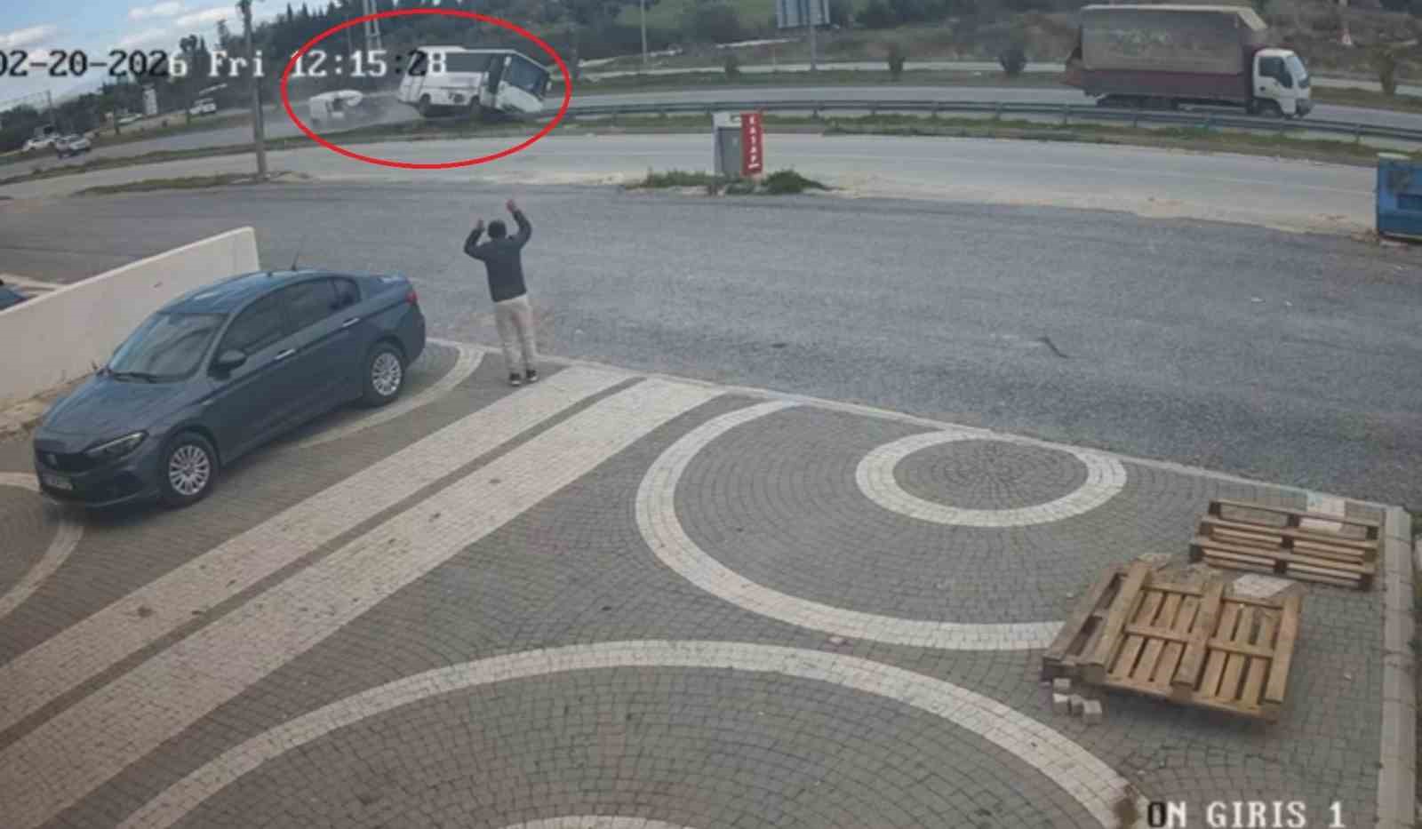 Hafif ticari aracın çarptığı midibüs devrildi: 7 yaralı
