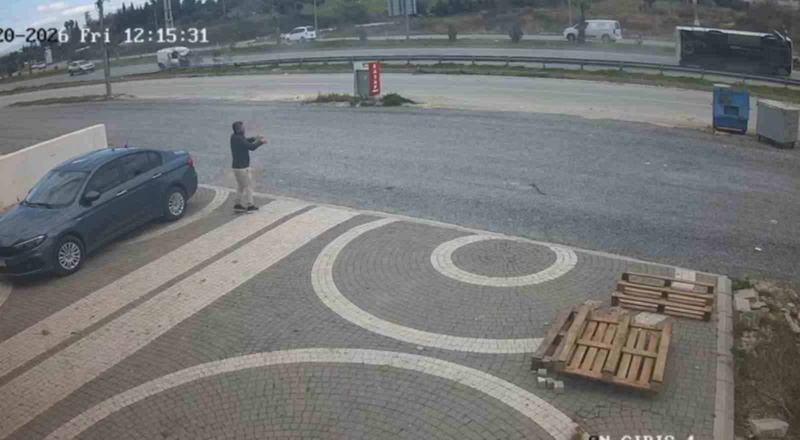 Hafif ticari aracın çarptığı midibüs devrildi: 7 yaralı
