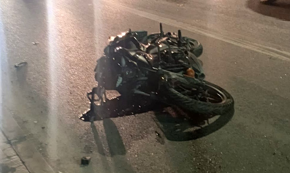 Hafif ticari araçla çarpışan motosiklet sürücüsü hayatını kaybetti
