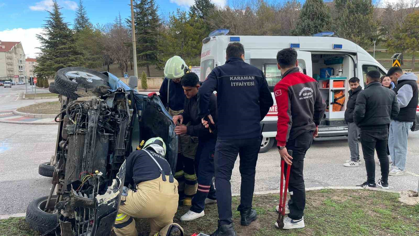 Hafif ticari araçla çarpışan otomobil yan yattı: 2 yaralı
