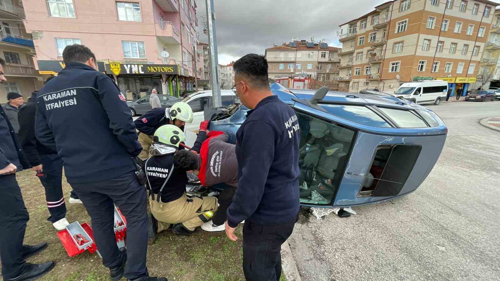 Hafif ticari araçla çarpışan otomobil yan yattı: 2 yaralı
