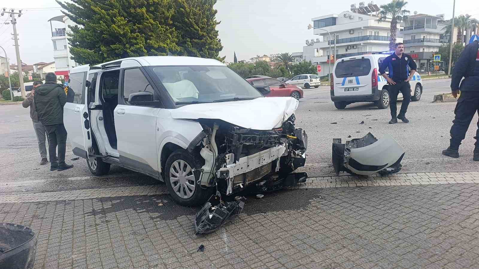 Hafif ticari araçla çarpışan otomobilin sürücüsü yaralandı
