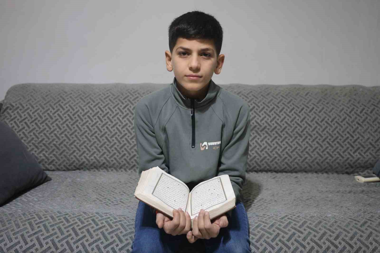 Hafızlık eğitimini tamamlayan 11 yaşındaki çocuk, güzel haberi babasıyla gözyaşları içerisinde paylaştı
Hafızlık eğitimini tamamlayan 11 yaşındaki çocuk, güzel haberi babasıyla gözyaşları içerisinde paylaştı