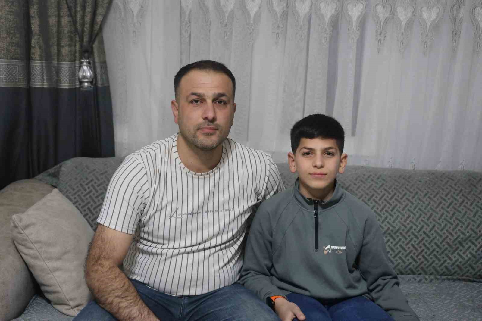 Hafızlık eğitimini tamamlayan 11 yaşındaki çocuk, güzel haberi babasıyla gözyaşları içerisinde paylaştı
Hafızlık eğitimini tamamlayan 11 yaşındaki çocuk, güzel haberi babasıyla gözyaşları içerisinde paylaştı