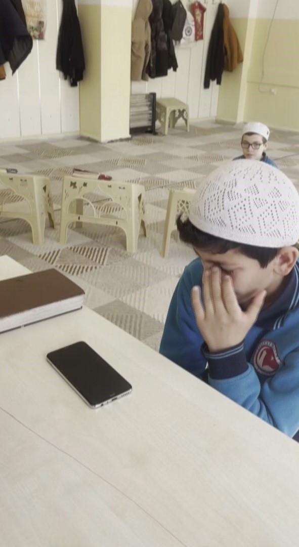 Hafızlık eğitimini tamamlayan 11 yaşındaki çocuk, güzel haberi babasıyla gözyaşları içerisinde paylaştı
Hafızlık eğitimini tamamlayan 11 yaşındaki çocuk, güzel haberi babasıyla gözyaşları içerisinde paylaştı