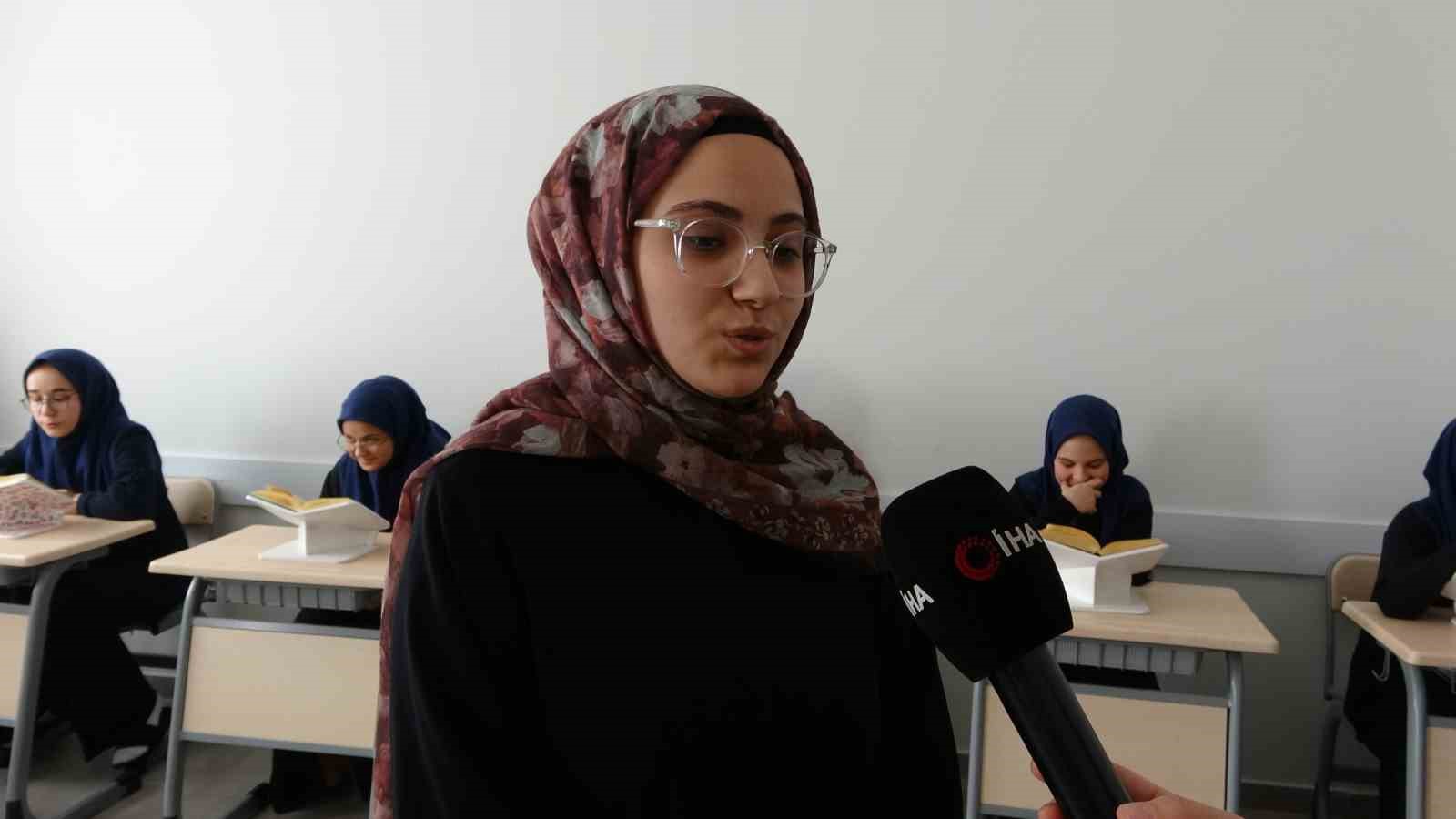 Hafızlık sınavını tamamlayan genç kızlar meşaleler, alkışlar ve Türk bayraklarıyla karşılandı
