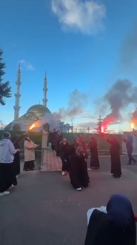 Hafızlık sınavını tamamlayan genç kızlar meşaleler, alkışlar ve Türk bayraklarıyla karşılandı
