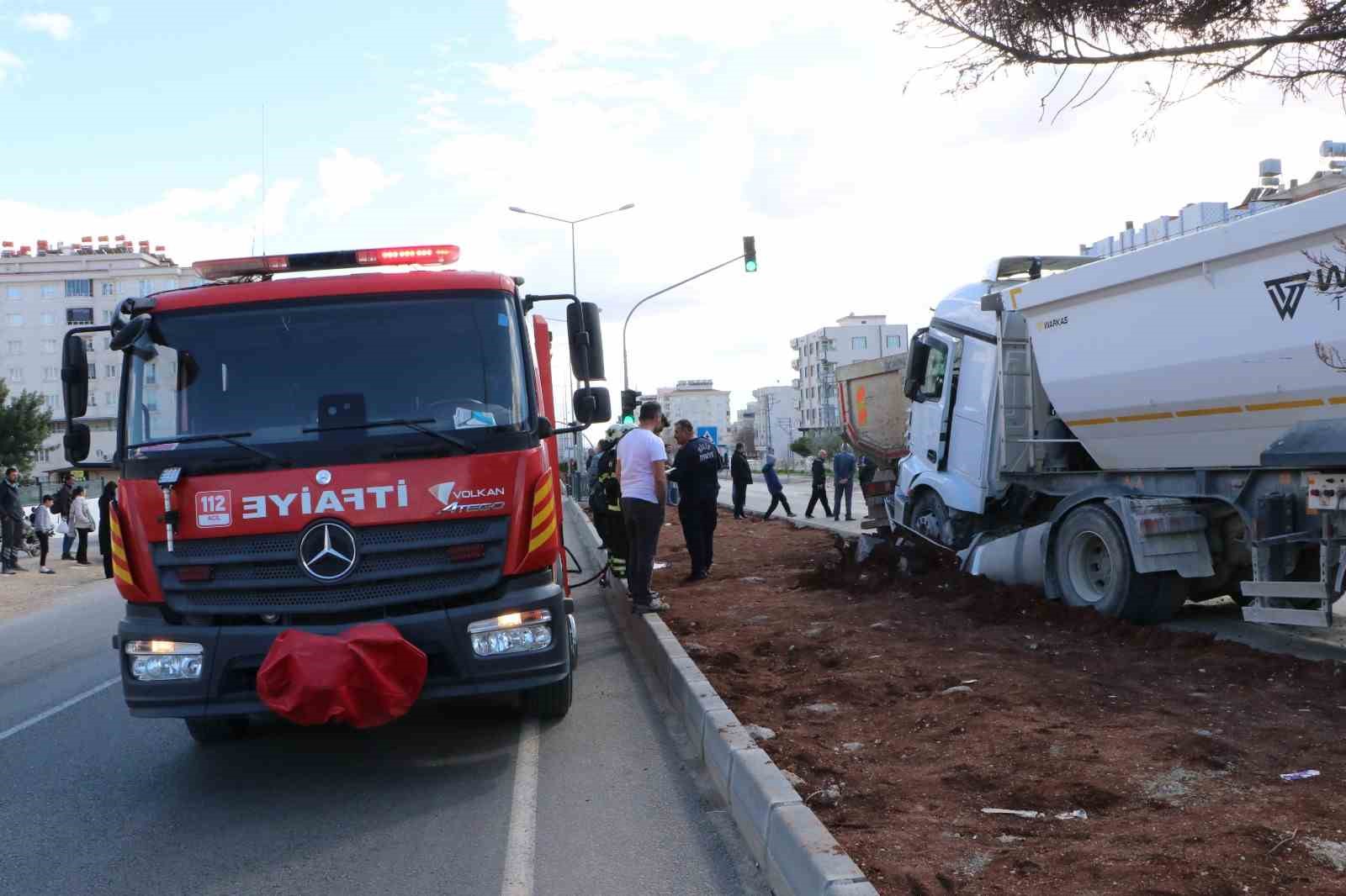 Hafriyat kamyonları çarpıştı: 1 yaralı
