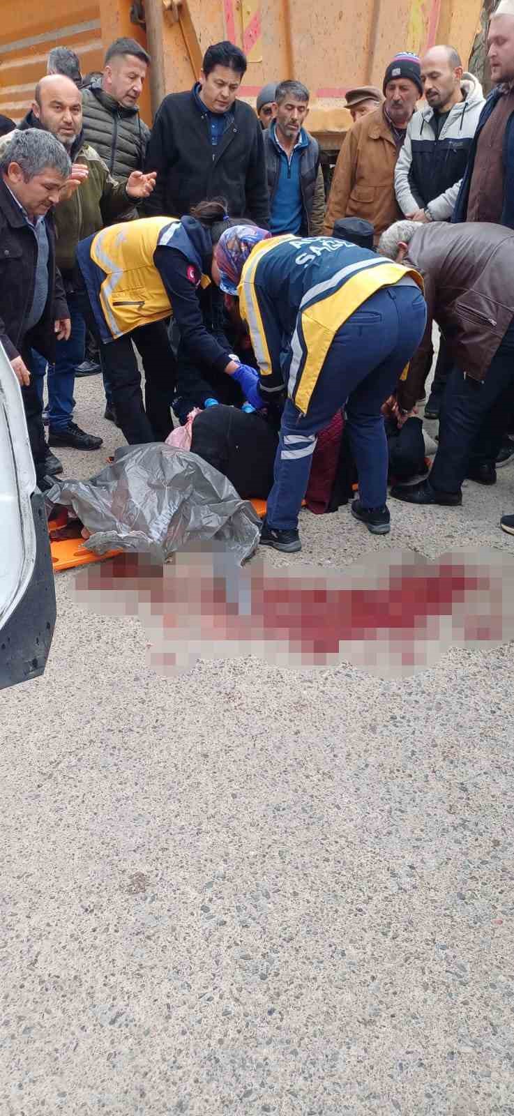 Hafriyat kamyonu cenaze törenine katılan kadına çarptı
