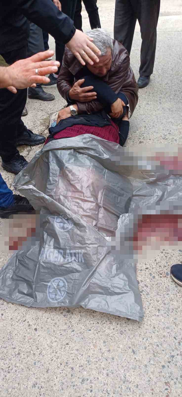 Hafriyat kamyonu cenaze törenine katılan kadına çarptı
