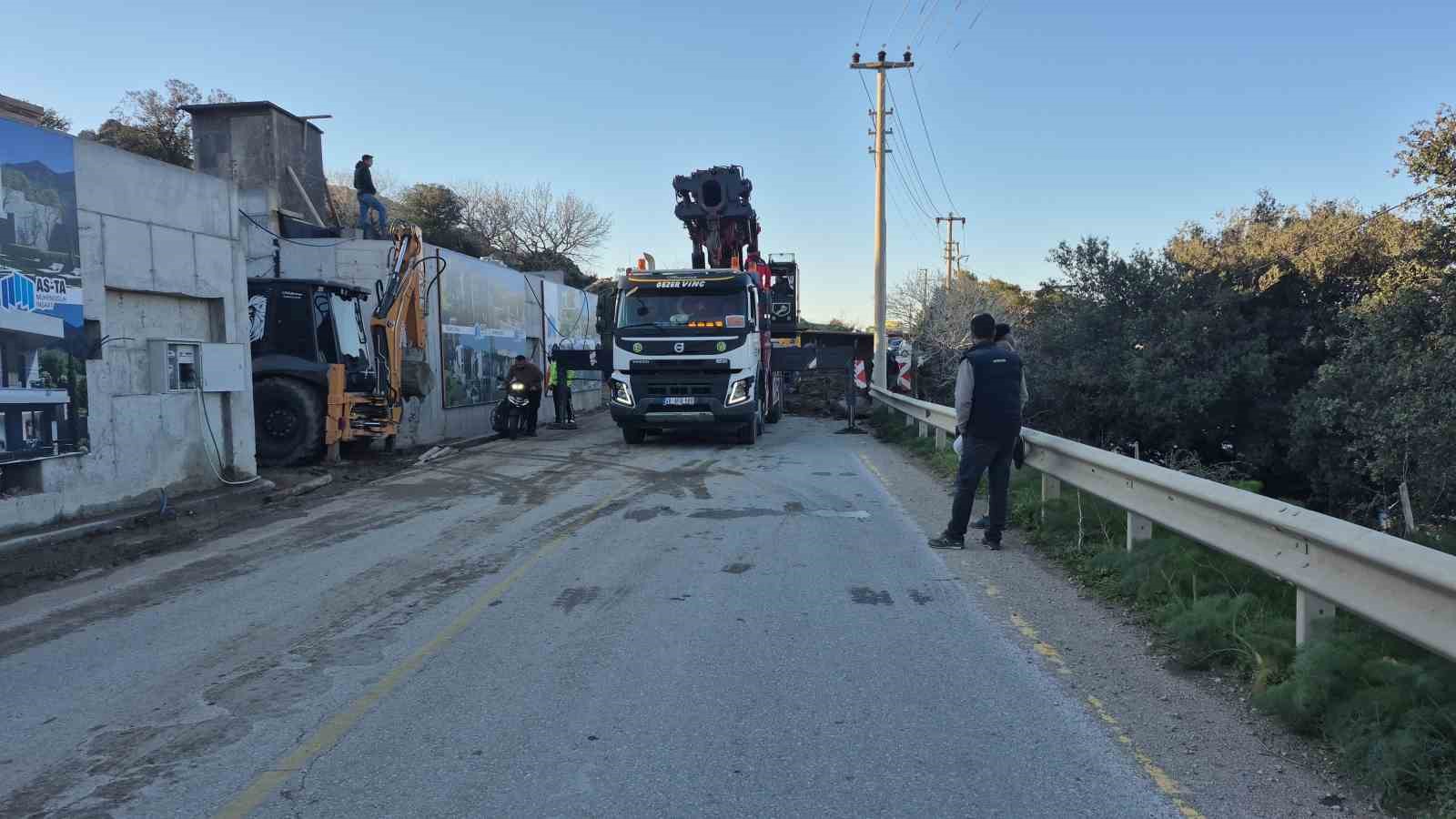 Hafriyat kamyonu devrildi: 1 yaralı
