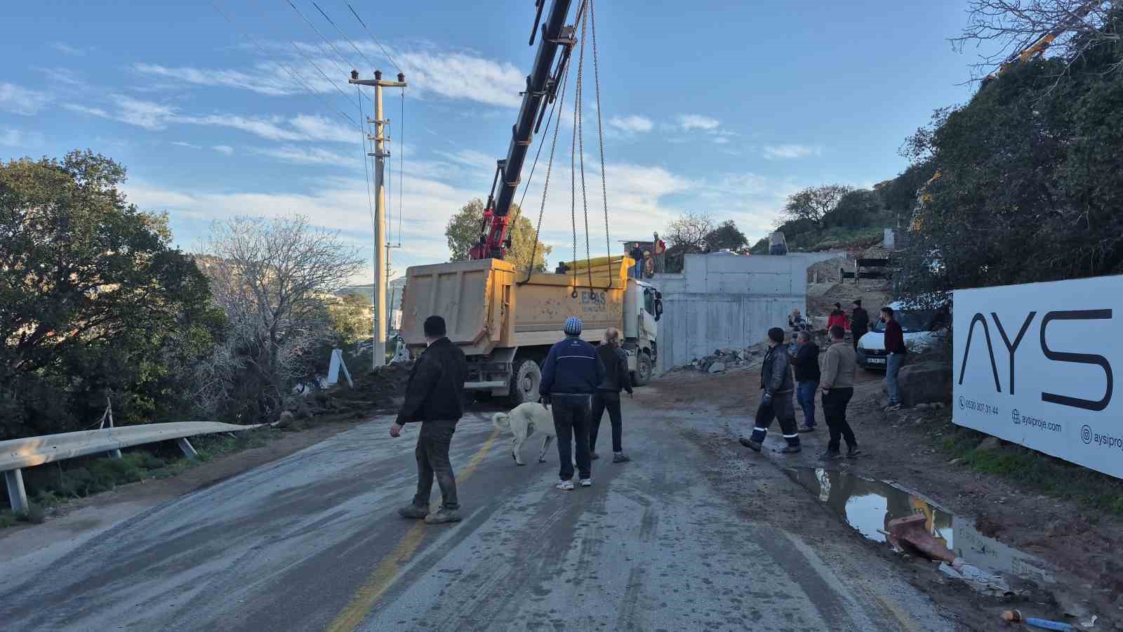 Hafriyat kamyonu devrildi: 1 yaralı
