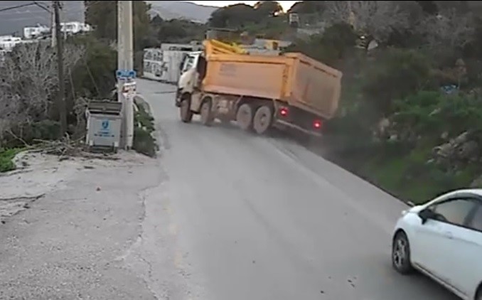 Hafriyat kamyonu devrildi: 1 yaralı
