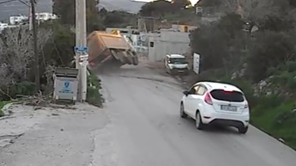 Hafriyat kamyonu devrildi: 1 yaralı
