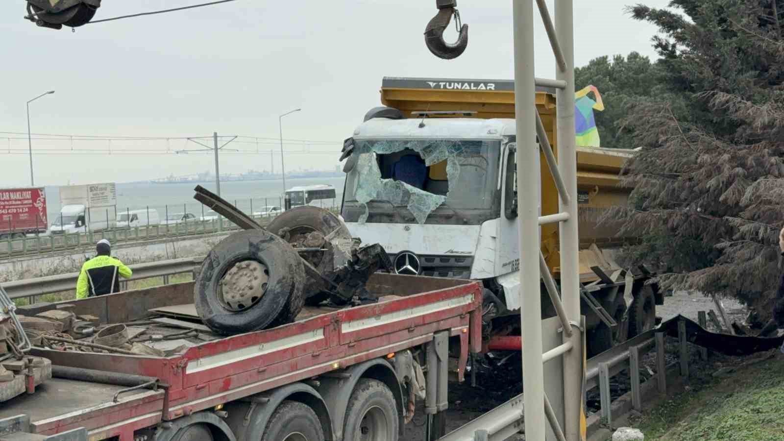 Hafriyat kamyonu refüje daldı, sürücü yaralandı
