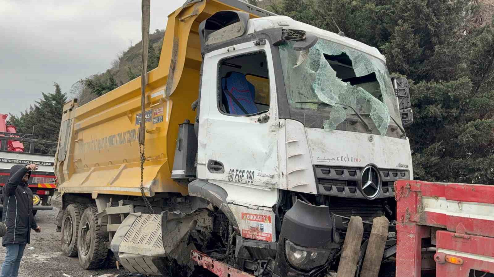 Hafriyat kamyonu refüje daldı, sürücü yaralandı
