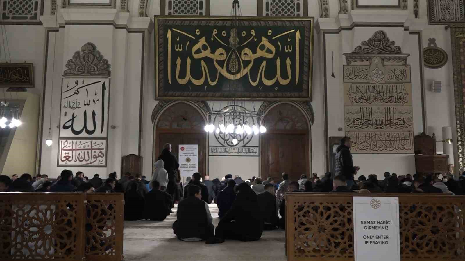 Hafta sonunu fırsat bilen vatandaşlar sabah namazında Ulu Camiye akın etti
