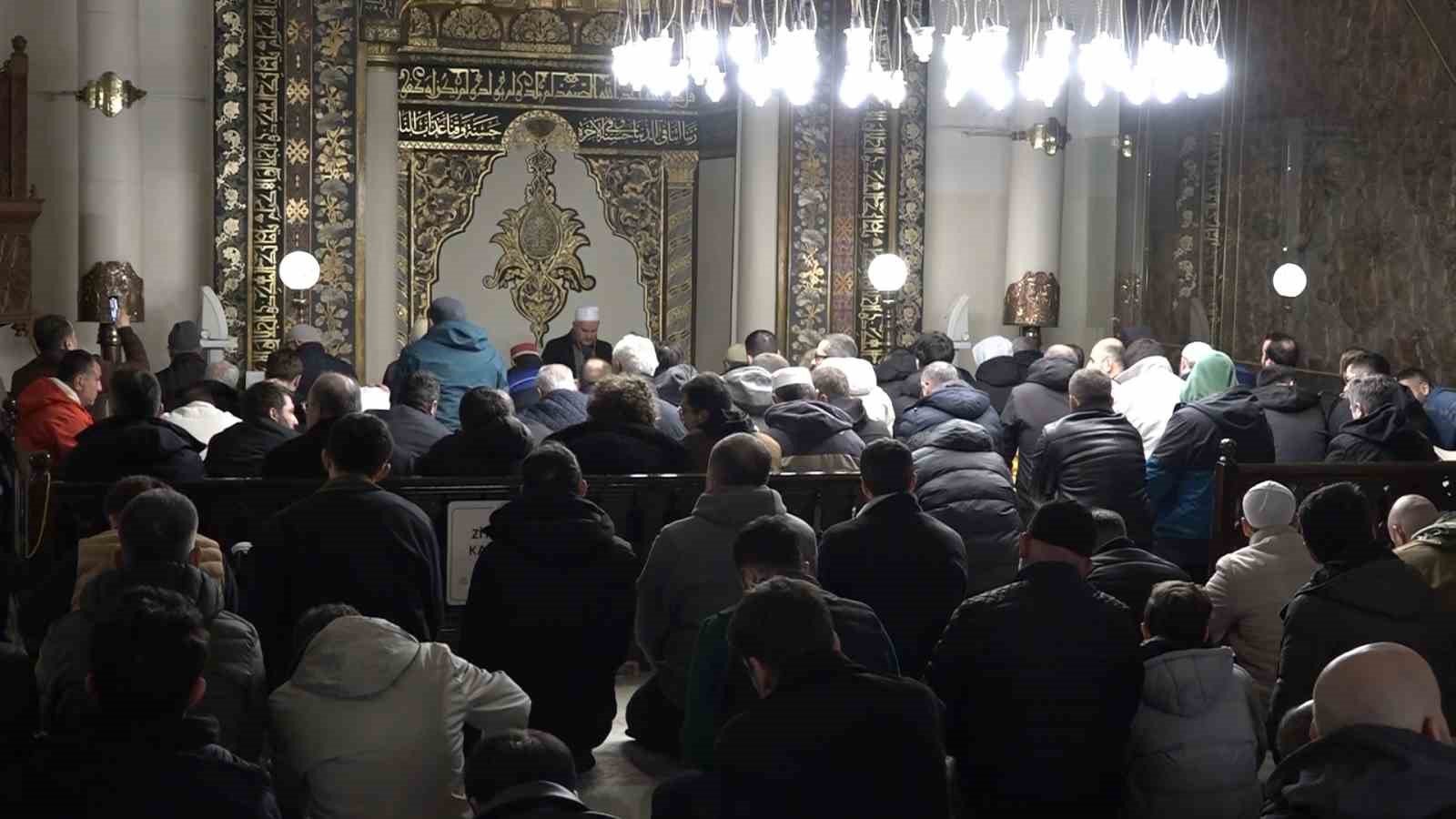 Hafta sonunu fırsat bilen vatandaşlar sabah namazında Ulu Camiye akın etti
