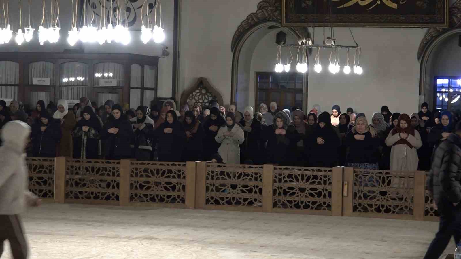 Hafta sonunu fırsat bilen vatandaşlar sabah namazında Ulu Camiye akın etti
