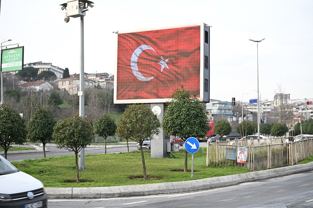 Hain provokasyona karşı Gaziosmanpaşa’da ekranlar Türk bayraklarıyla donatıldı
