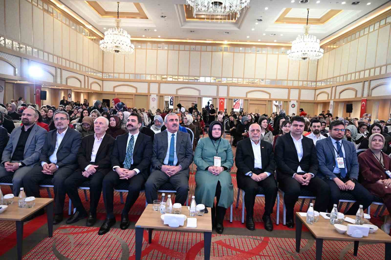 HAK-İŞ Genel Başkanı Arslan: "Sendikalaşma oranında kadınlar çok geride"
HAK-İŞ Genel Başkanı Arslan: "Sendikalaşma oranında kadınlar çok geride"