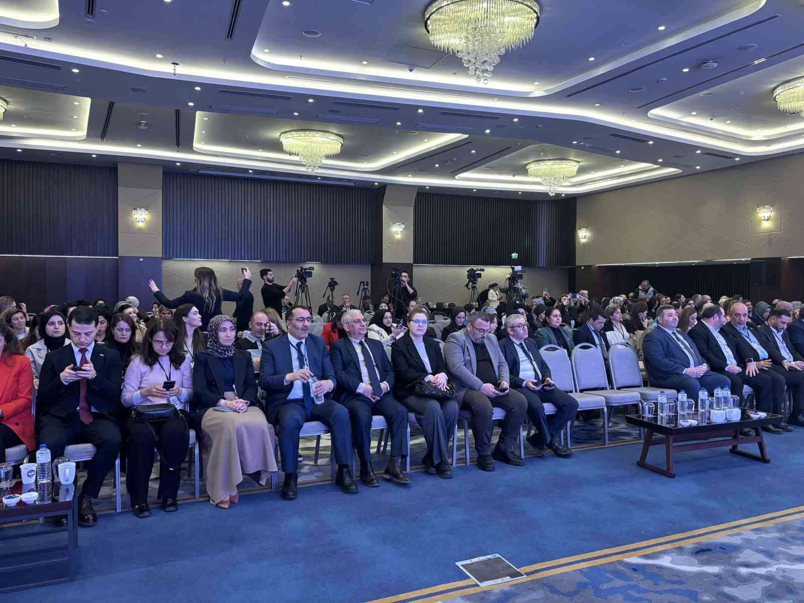 HAK-İŞ Genel Başkanı Mahmut Arslan: "Yönetimlerde daha fazla kadın arkadaşımızın yer almasını sağlayalım"
HAK-İŞ Genel Başkanı Mahmut Arslan: "Yönetimlerde daha fazla kadın arkadaşımızın yer almasını sağlayalım"