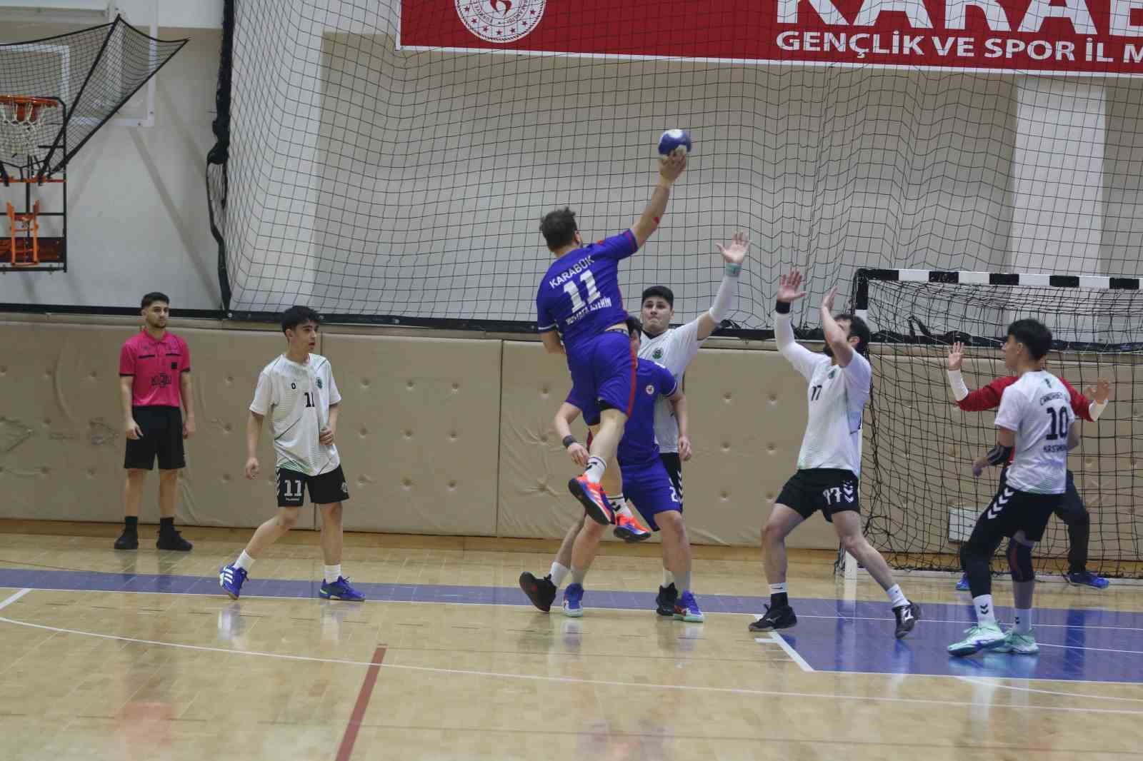 Hakeme saldırmaya çalıştı sahadan güvenlikle çıkartıldı
