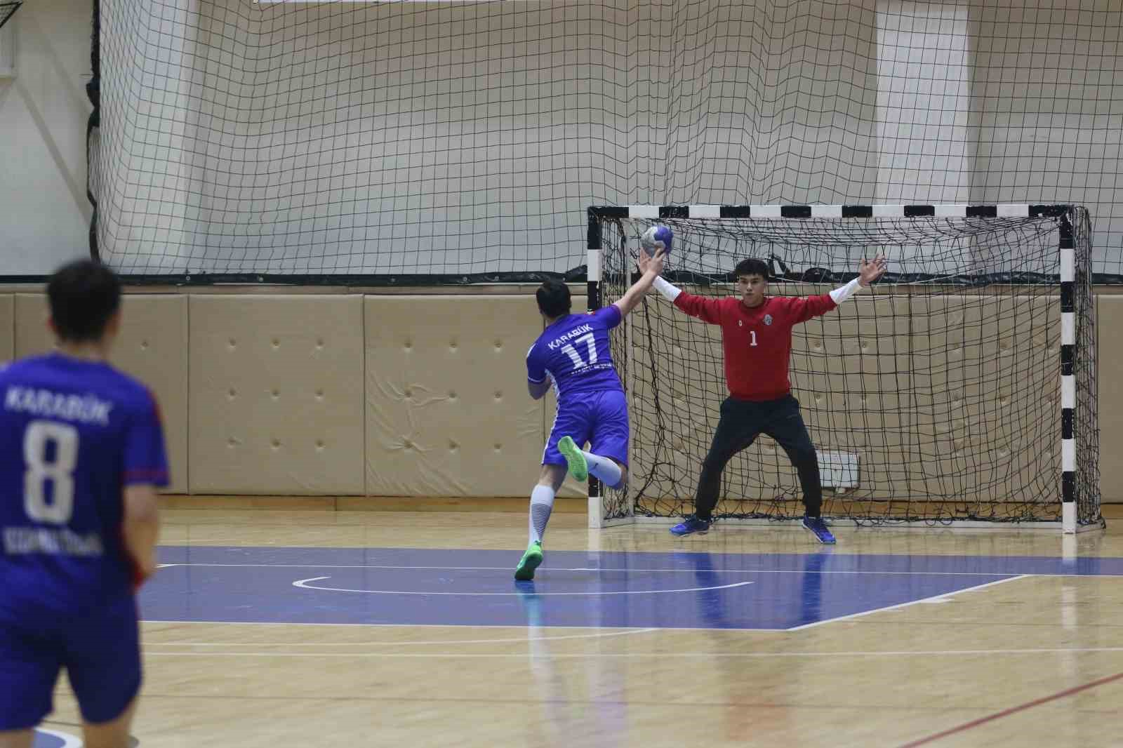 Hakeme saldırmaya çalıştı sahadan güvenlikle çıkartıldı
