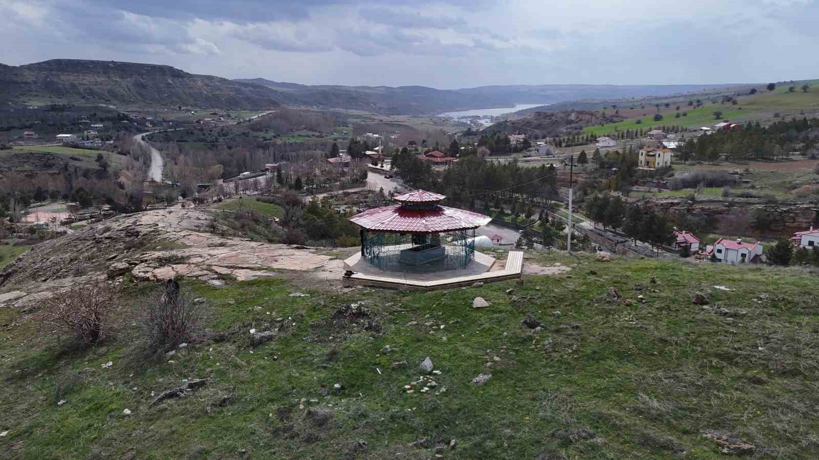 Hakim tepedeki türbesinde ziyaretçilerini ağırlıyor
