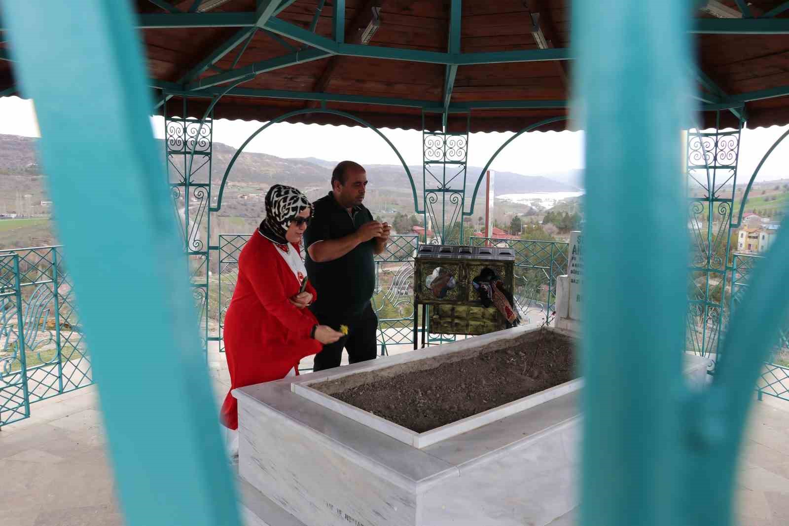 Hakim tepedeki türbesinde ziyaretçilerini ağırlıyor
