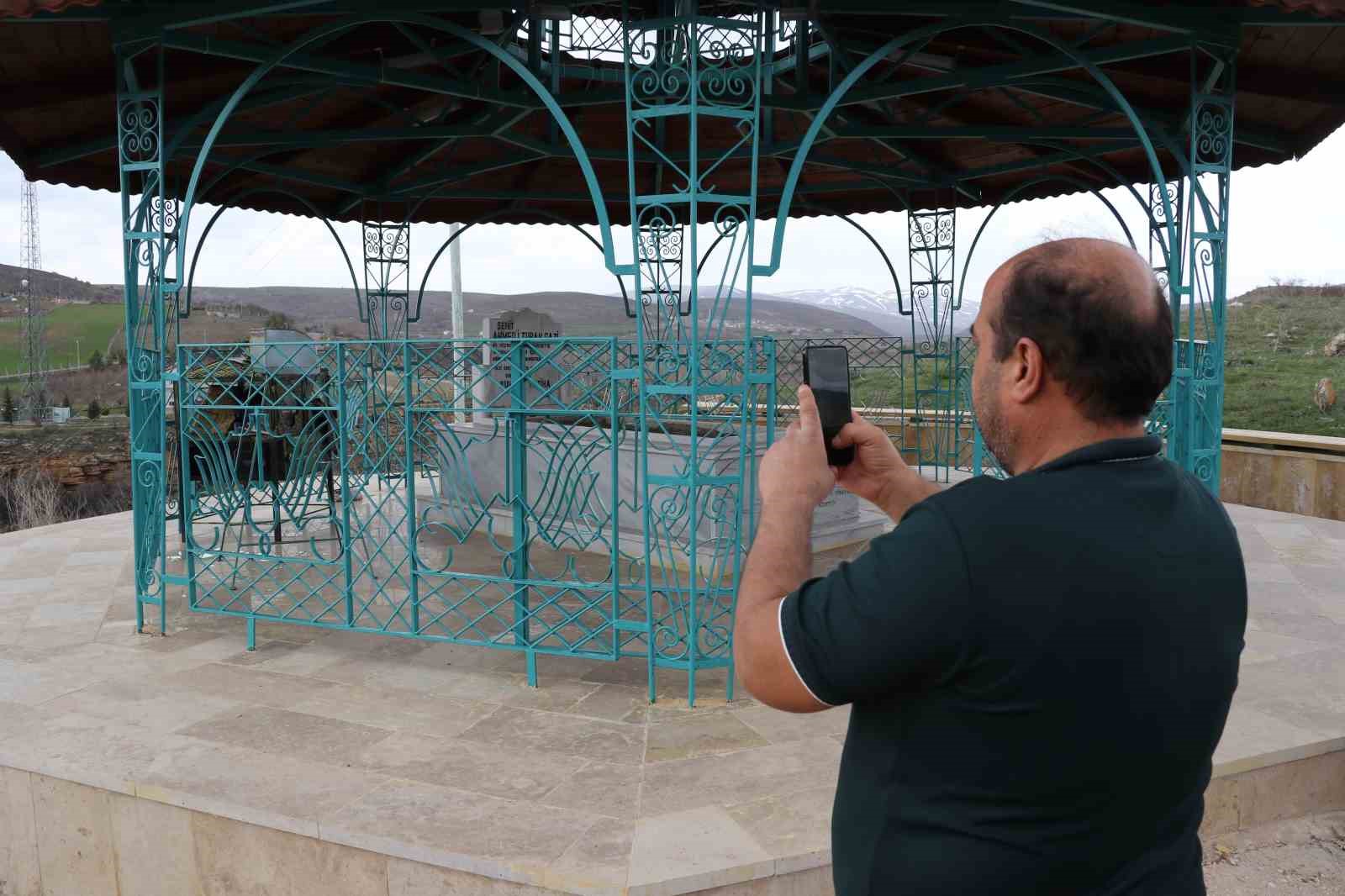 Hakim tepedeki türbesinde ziyaretçilerini ağırlıyor
