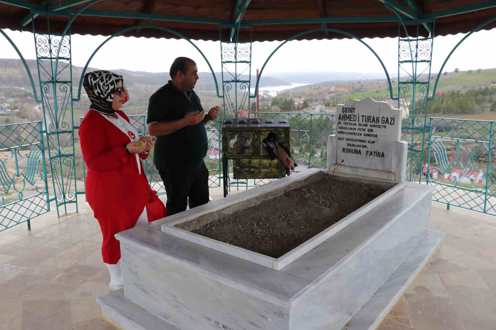 Hakim tepedeki türbesinde ziyaretçilerini ağırlıyor
