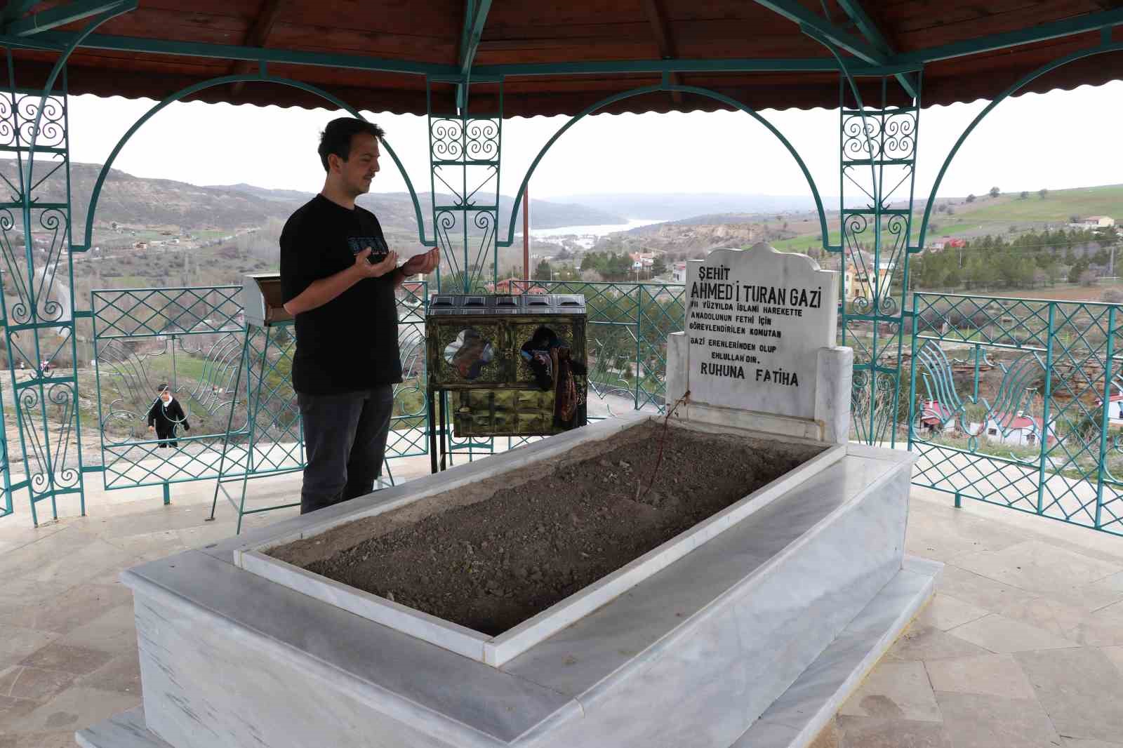 Hakim tepedeki türbesinde ziyaretçilerini ağırlıyor
