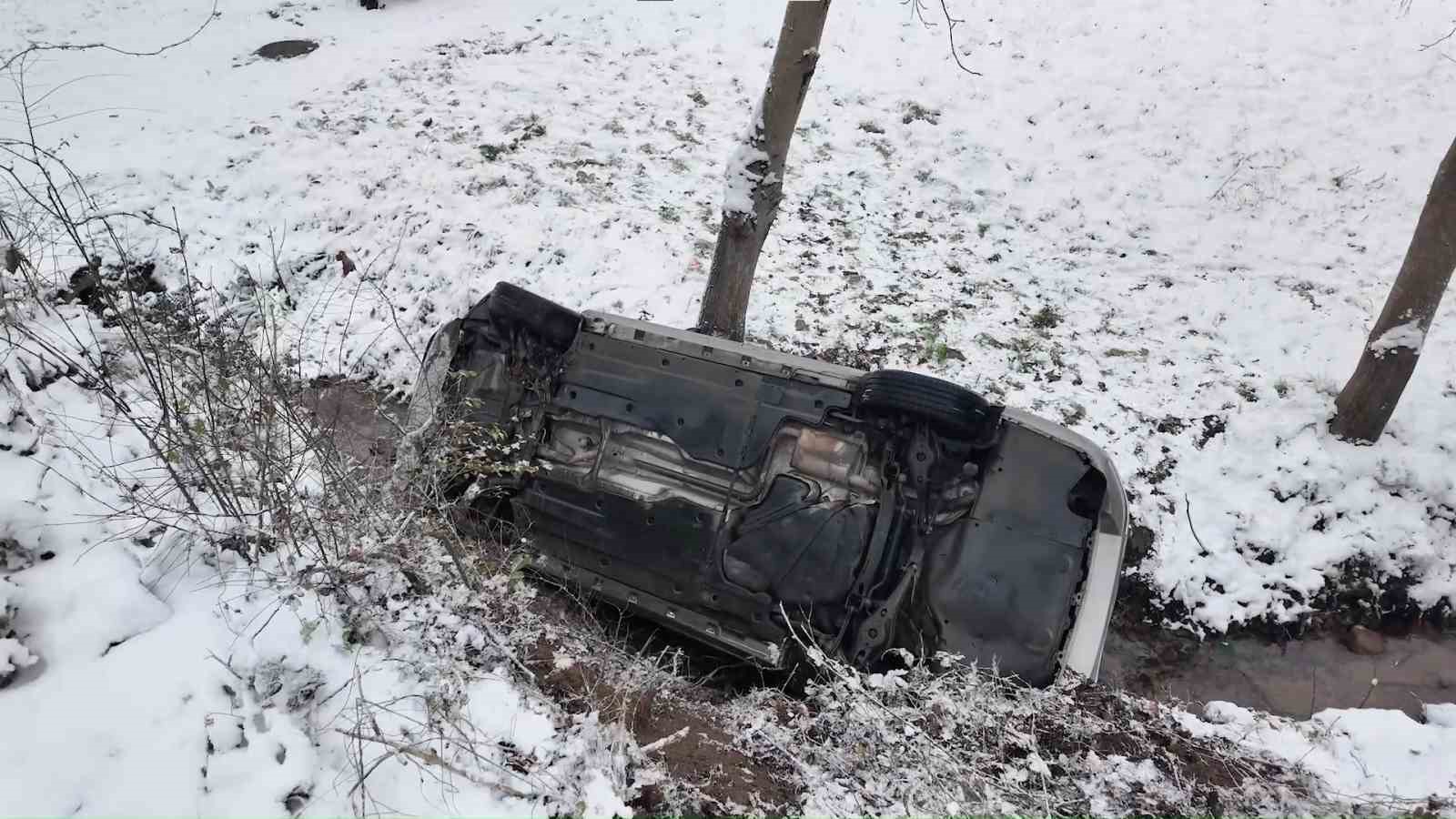 Hakimiyetini kaybeden otomobil dereye uçtu: 3 yaralı
